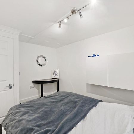 Modern One Bedroom Apartments In Brighton ภายนอก รูปภาพ